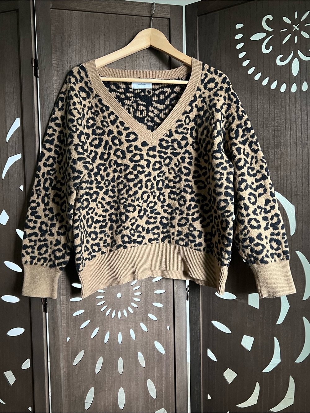 Old Navy Leopard V-Neck Sweater in Camel and Black